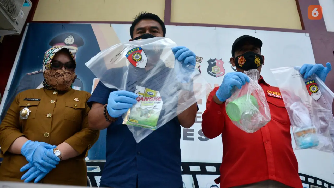 Barang bukti bungkusan racun rumput yang digunakan siswi SMA Gowa untuk bunuh diri (Liputan6.com/Dok: Polres Gowa)