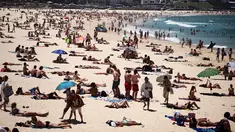 Warga Australia menghabiskan waktunya di pantai Bondi Sydney selama gelombang panas yang melanda wilayah Australia, (20/11/2015). Badan Meteorologi Australia mencatat suhu mencapai lebih dari 40 derajat celsius dan akan meningkat. (REUTERS/Jason Reed)