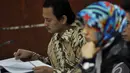 Saat saksi memberikan keterangan, anak mantan Menteri Syarief Hasan, Riefan Avrian, terlihat serius membaca berkas yang berada di hadapannya, Jakarta, Kamis (30/10/2014). (Liputan6.com/Miftahul Hayat)