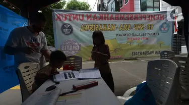 Para siswa belajar online di Tenda Wifi gratis di taman warga RT 013, Jakarta Timur, Rabu (12/8/2020). Tenda belajar tersebut menyediakan fasilitas wifi gratis bagi anak-anak sekolah yang terkendala dengan mahalnya kuota internet. (merdeka.com/Imam Buhori)