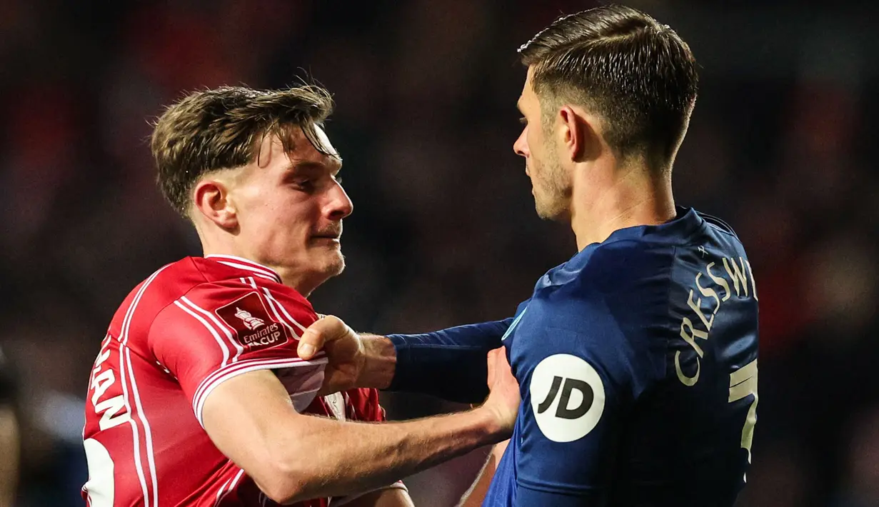 Pemain Bristol City, Taylor Gardner-Hickman (kiri) bersitegang dengan pemain West Ham United, Aaron Cresswell pada laga putaran ketiga Piala FA 2023/2024 di Ashton Gate Stadium, Bristol, Inggris, Rabu (17/01/2024) WIB. (AFP/Adrian Dennis)