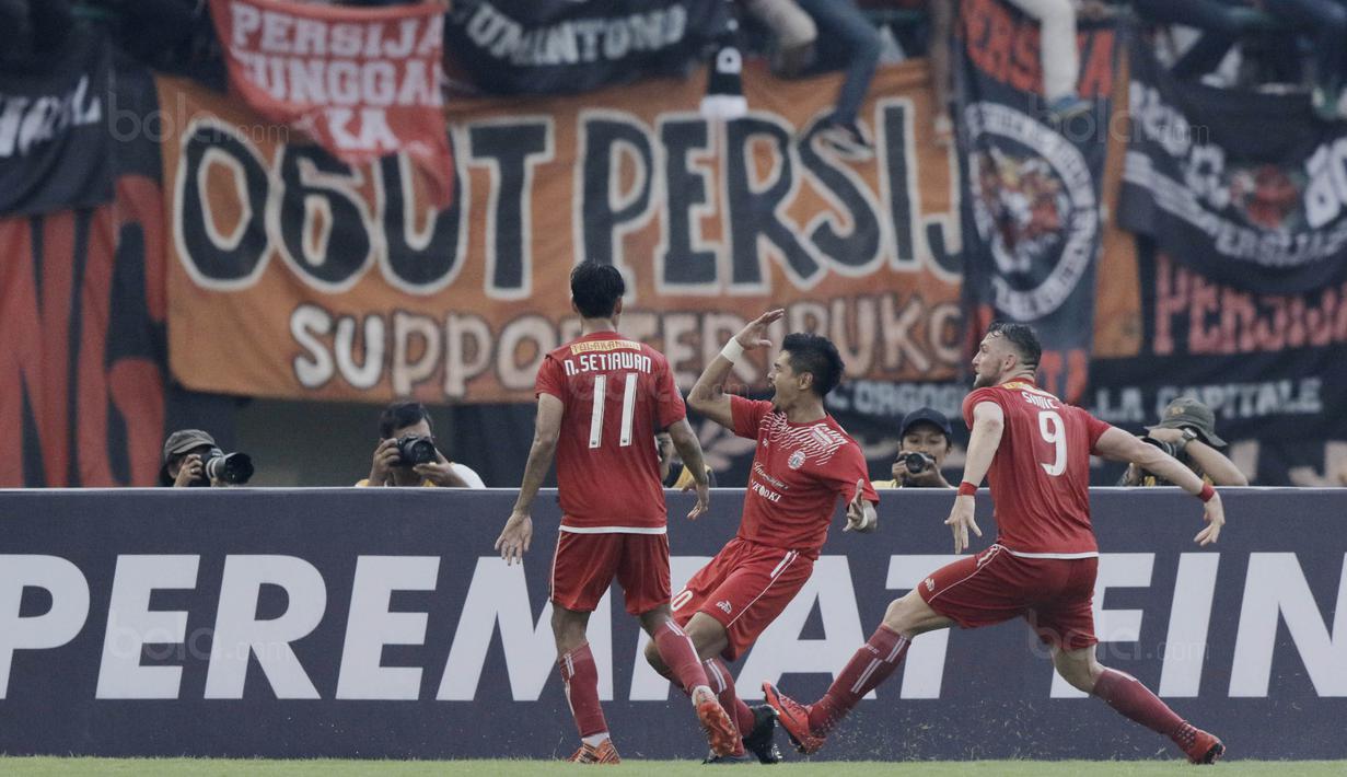 Striker Persija, Bambang Pamungkas, melakukan selebrasi usai membobol gawang Mitra Kukar pada laga perempat final Piala Presiden di Stadion Manahan, Solo, Minggu, (4/2/2018). Persija menang 3-1 atas Mitra Kukar. (Bola.com/M Iqbal Ichsan)