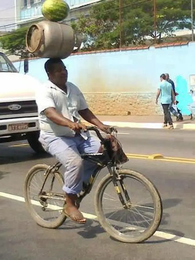 6 Aksi Orang Bawa Tabung Gas Ini Nyeleneh Banget, Kocak