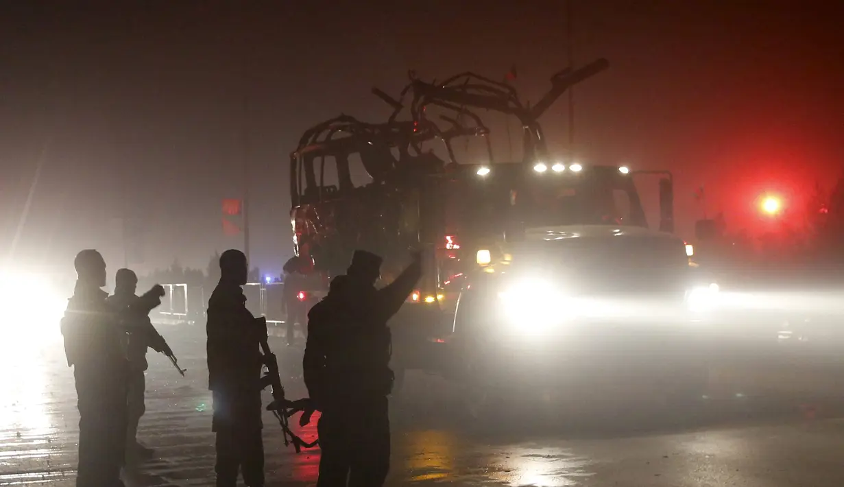 Polisi Afghanistan mengamati bangkai bus yang diangkut dengan truk setelah sebuah bom mobil meledak di dekat Kedutaan Besar Rusia di Kabul, Rabu (20/1). Belum ada pihak yang mengaku bertanggung jawab atas peristiwa ini.  (REUTERS/Ahmad Masood)