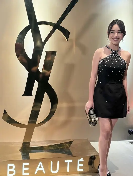 Amanda Manopo pun tampil mengenakan mini dress hitam dengan aksen blink-blink. Dipadukan stiletto heels warna senada, dan membawa clutch model kotak warna hitam. [@amandamanopo]
