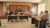 Polisi koordinasi bersama perwakilan tokoh agama, LSM, Ormas dan pelapor kasus penistaan agama di Mapolres Gresik. (Dian Kurniawan/Liputan6.com).