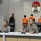 KPK menetapkan Bupati Labuhan Batu Erick A Ritonga dan anggota DPRD Labuhanbatu Rudi Syahputra Ritonga sebagai tersangka kasus suap proyek pengadaan barang dan jasa di Pemkab Labuhanbatu, Sumatera Utara. (Liputan6.com/Fachrur Rozie)