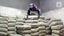 Pekerja merapikan tumpukan semen di toko bangunan Cahaya Makmur, Depok, Jawa Barat, Kamis (15/9/2022). Harga bahan bangunan mengalami kenaikan terkait kenaikan harga bahan bakar minyak (BBM) bersubsidi. (Liputan6.com/Herman Zakharia)