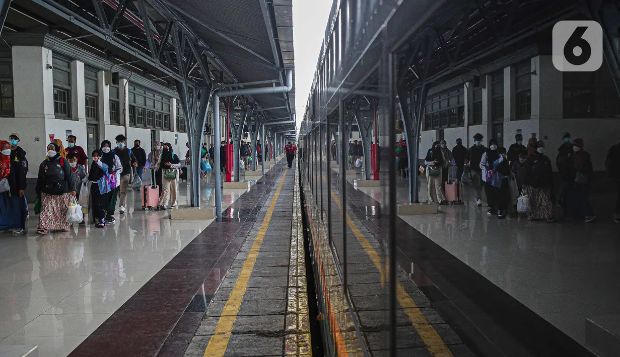 Pengguna KA Jarak Jauh tiba di Stasiun Pasar Senen, Jakarta, Senin (3/1/2022). Jumlah tersebut mencapai 69% dari kapasitas yang KAI sediakan yaitu total 234.262 tempat duduk KA Jarak Jauh. (Liputan6.com/Faizal Fanani)