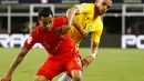 Bek Peru, Yoshimar Yotun (kiri) berebut bola dengan gelandang Brasil, Renato Augusto pada pertandingan Copa America 2016  di Stadion Gillette, AS, (13/6). Peru mengalahkan Brasil dengan skor 1-0. (Winslow Townson-USA TODAY Sports)