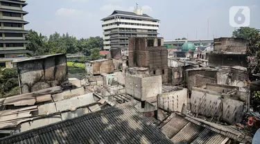 Suasana sisa kebakaran yang melanda kawasan Pasar Gembrong, Jakarta, Senin (25/4/2022). Sebanyak  400 Rumah dan Bangunan hangus terbakar dan  total kerugian akibat insiden kebakaran tersebut Ditaksir senilai Rp1,5 Miliar. (Liputan6.com/Faizal Fanani)