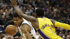 Pebasket Milwaukee Bucks, Giannis Antetokounmpo, berusaha melewati pebasket LA Lakers, Kentavious Caldwell-Pope, pada laga NBA di Bradley Center, Minggu (12/11/2017). Bucks menang 98-90 atas LA Lakers. (AP/Darren Hauck)