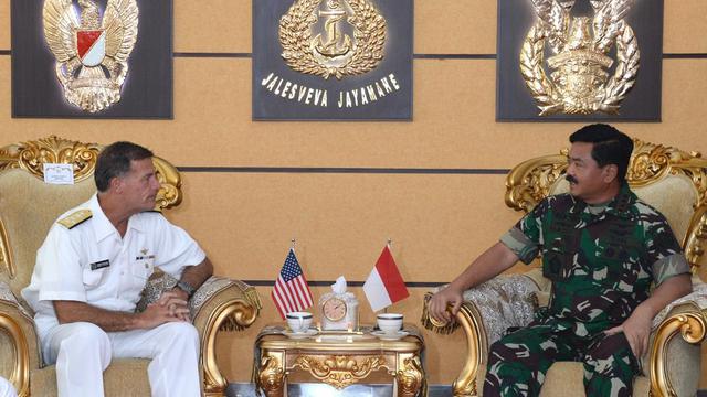Laksamana John C. Aquilino, Komandan Armada Pasifik Amerika Serikat bersama Panglima TNI Marsekal Hadi Tjahjanto (sumber: US Embassy Jakarta)