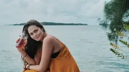 Saat liburan di pantai, gayanya pun tampil menawan, seperti kenakan dress hingga busana dengan nuansa yang cerah. Pemain film Akibat Pergaulan Bebas ini pun tak terlihat seperti ibu dua anak.(Liputan6.com/IG/@sabaidieter)