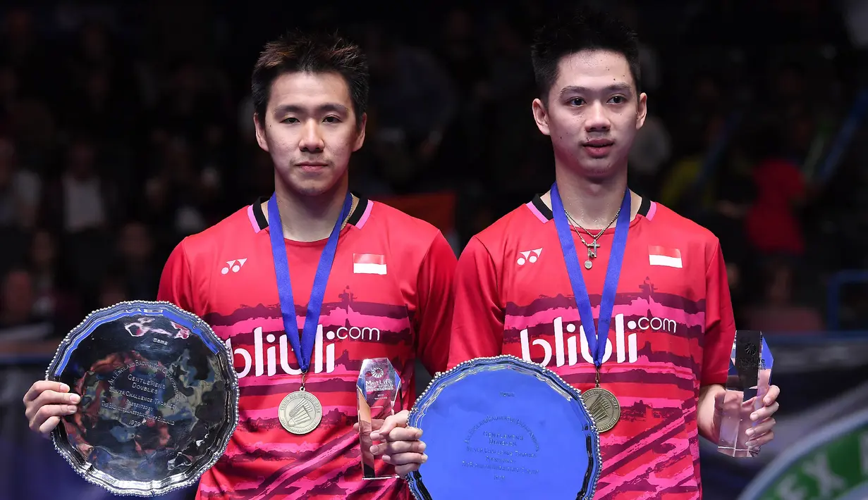 Keberhasilan ini mengantar Kevin/Marcus menjadi ganda putra ke-19 yang sukses mempersembahkan gelar All England untuk Indonesia. (AFP/Justin Tallis)