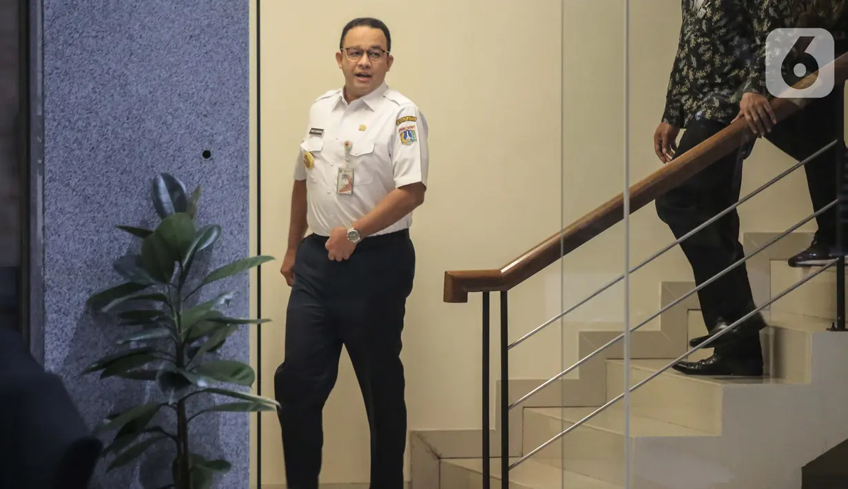 Gubernur DKI Jakarta Anies Baswedan berjalan keluar seusai menjalani pemeriksaan di Gedung KPK, Jakarta, Rabu (7/9/2022). Diketahui, saat tiba di KPK, Anies terlihat membawa satu map berwarna biru.  (Liputan6.com/Faizal Fanani)