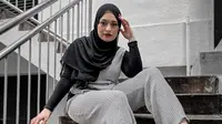 Nathalie Holscher tampil juga tampil mengenakan outfit abu-abu bermotif two pieces, yang dipadukak inner dan kerudung hitamnya. @natahlieholscher