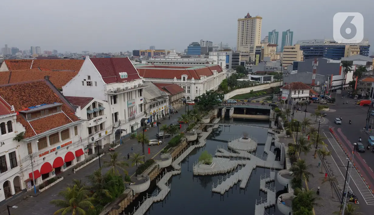 Suasana kawasan Kali Besar kawasan Kota Tua Jakarta, Selasa (21/4/2020). Seiring pelaksanaan WFH dan PSBB di DKI Jakarta, kawasan wisata terbuka yang biasanya ramai dikunjungi kini terlihat lengang. (Liputan6.com/Helmi Fithriansyah)