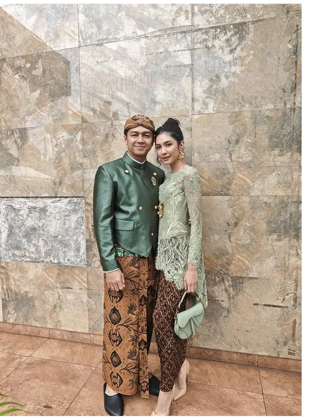 6 Potret Kebaya Mikha Tambayong di Nikahan Saudara, Sarimbit dengan Deva Mahenra