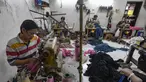 Pekerja menyelesaikan pembuatan konveksi pakaian lebaran di R. Clarisi Collection pada sentra Usaha Mikro Kecil dan Menengah (UMKM) Konveksi Bulak Timur, Depok, Jawa Barat, Senin, (17/3/2025). (merdeka.com/Arie Basuki)