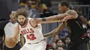 Pemain Chicago Bulls, Robin Lopez (kiri) menggiring bola melewati adangan pemain Cleveland Cavaliers, Channing Frye (8) pada laga NBA basketball game di Quicken Loans Arena, Cleveland, (21/12/2017). Cleveland menang 115-112.  (AP/Tony Dejak)