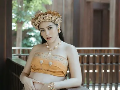 Ini dia potret Jessica Iskandar pemotretan saat hamil tua. Wanita 36 tahun ini sengaja memilih tema adat Bali membersamai baby bump. Dikenal terlihat awet muda, Jedar jadi mirip istri kerajaan saat pakai baju adat payas agung. (Liputan6.com/IG/@inijedar)