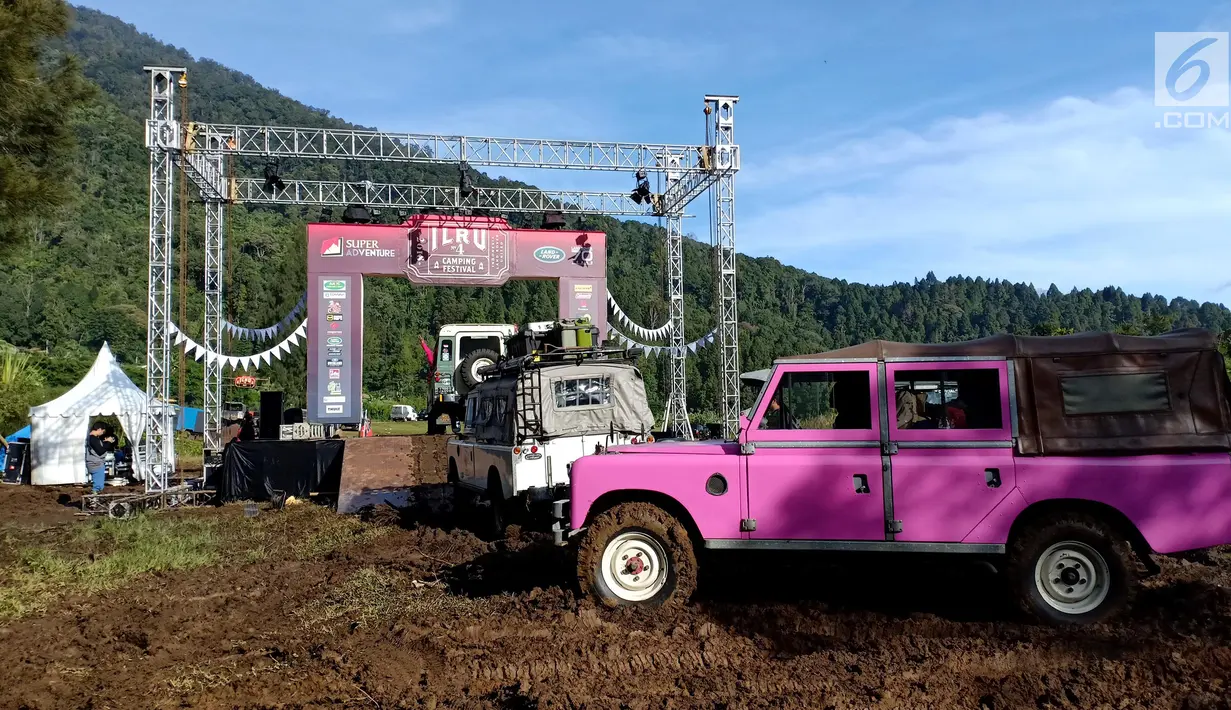Pemilik dan pecinta Land Rover yang tergabung ILRU ketika menggelar kamping bersama di kaki Gunung Gede Pangrango, Bogor, Jawa Barat, Sabtu (22/12). Kegiatan yang dimulai sejak tahun 2012 diikuti sekitar 800 mobil se Indonesia. (Liputan6.com/Pool/ILRU)