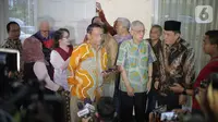 Ketua Umum Gerakan Suluh Kebangsaan Mahfud MD didampingi Wakil Presiden ke 6 Tri Sutrisno bersiap memberikan keterangan usai pertemuan tertutup di Jakarta, Kamis (3/10/2019). Pertemuan tersebut selain silaturahmi juga mendiskusikan berbagai isu kebangsaan saat ini. (Liputan6.com/Faizal Fanani)