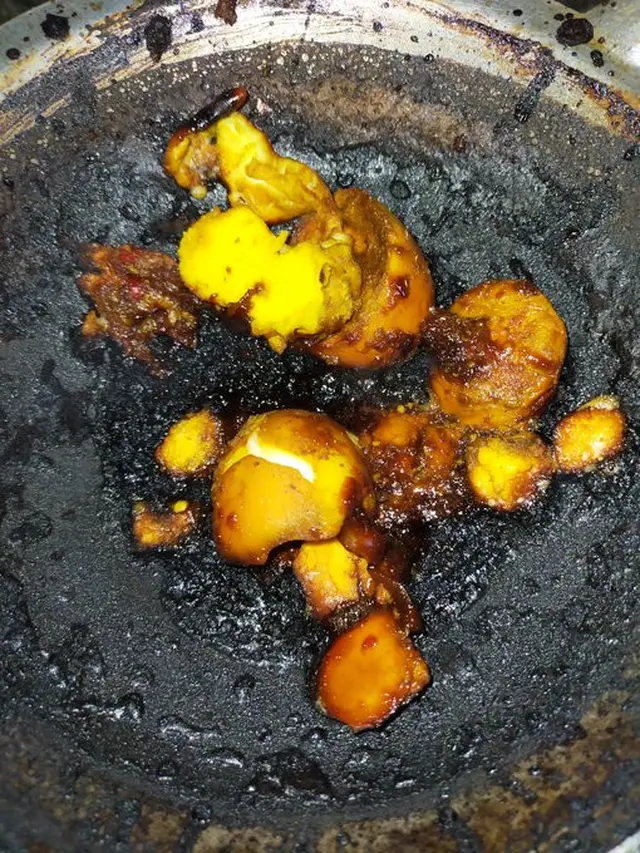 6 Momen Apes Masak Telur Sampai Gosong Ini Bikin Enggak Napsu Makan