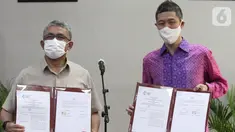 Sekretaris Jenderal Kemenkes Oscar Primadi dan CEO & Cofounder Halodoc Jonathan Sudharta menunjukkan penandatanganan nota kesepahaman (MoU) di Gedung Kemenkes, Jakarta Senin (1/3/2021). Kerjasama dalam rangka percepatan program vaksinasi Covid-19. (Liputan6.com/Fery Pradolo)