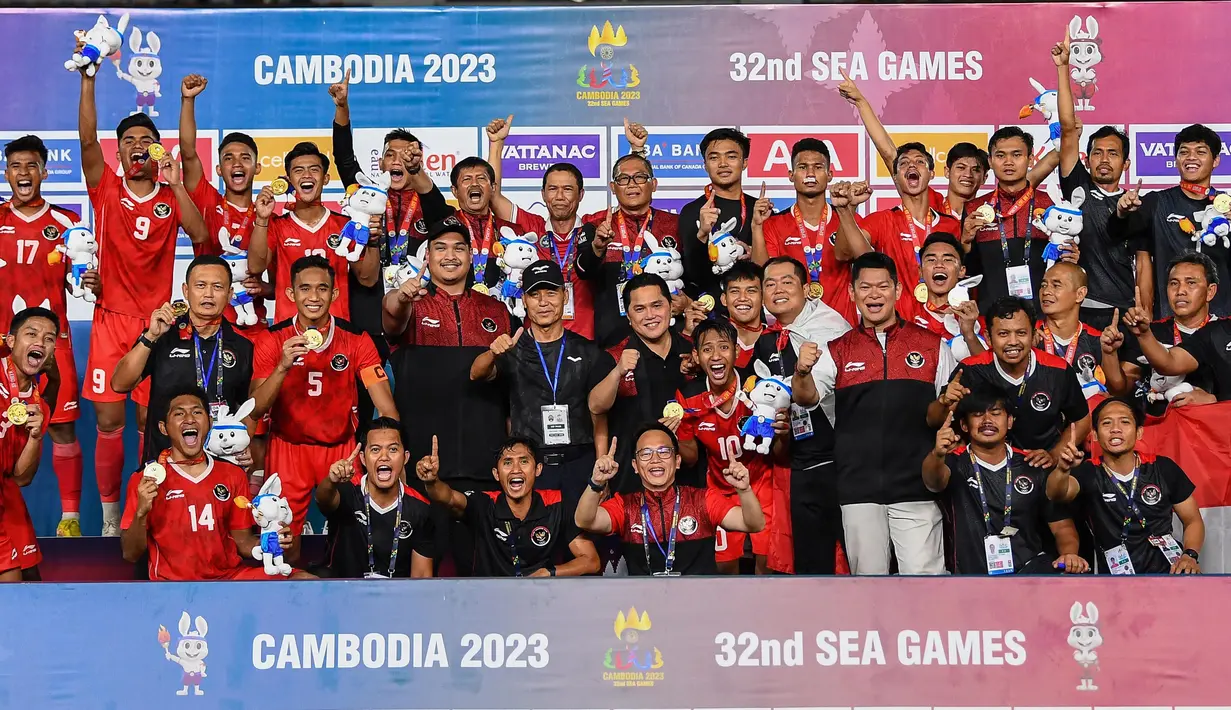 Tim Indonesia merayakan di podium setelah memenangkan pertandingan final sepak bola putra melawan Thailand dalam SEA Games ke-32 di Phnom Penh pada Selasa 16 Mei 2023. (Nhac NGUYEN/AFP)