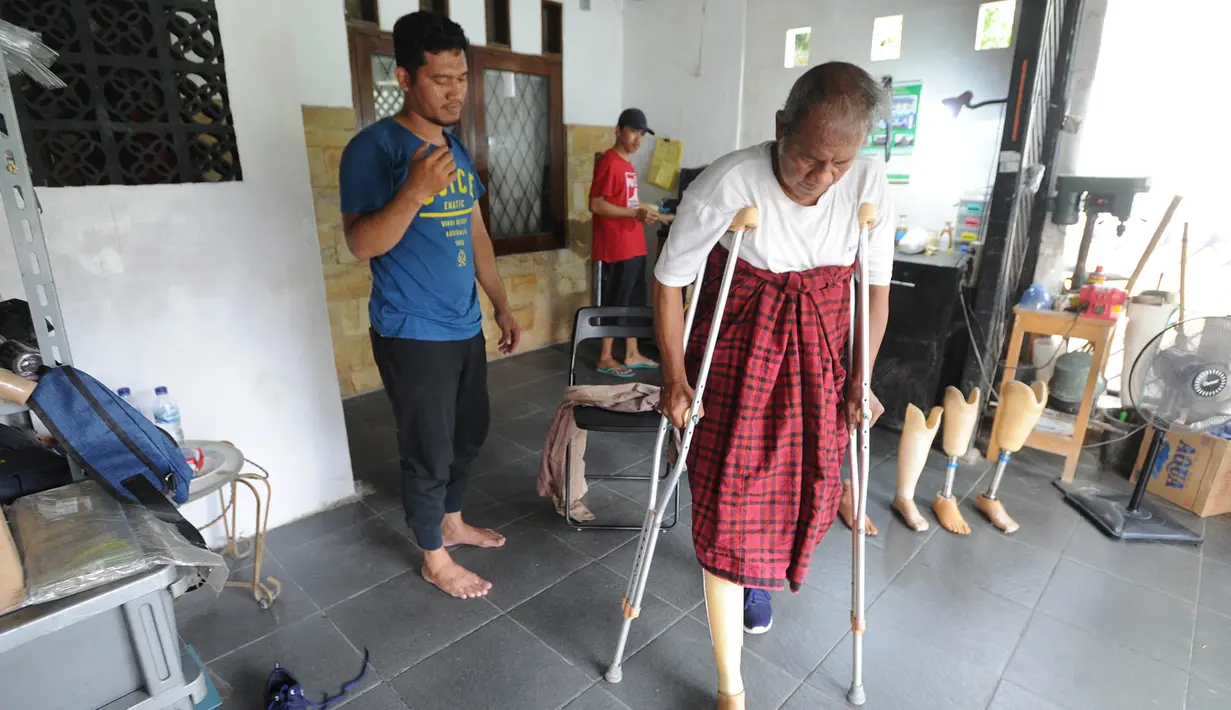 Penyandang disabilitas berjalan menggunakan kaki palsu di sebuah bengkel kawasan Ciputat Baru, Tangerang Selatan, Banten, Senin (14/10/2019). Kaki dan tangan palsu tersebut terbuat dari bahan fiber dan karbon. (merdeka.com/Arie Basuki)