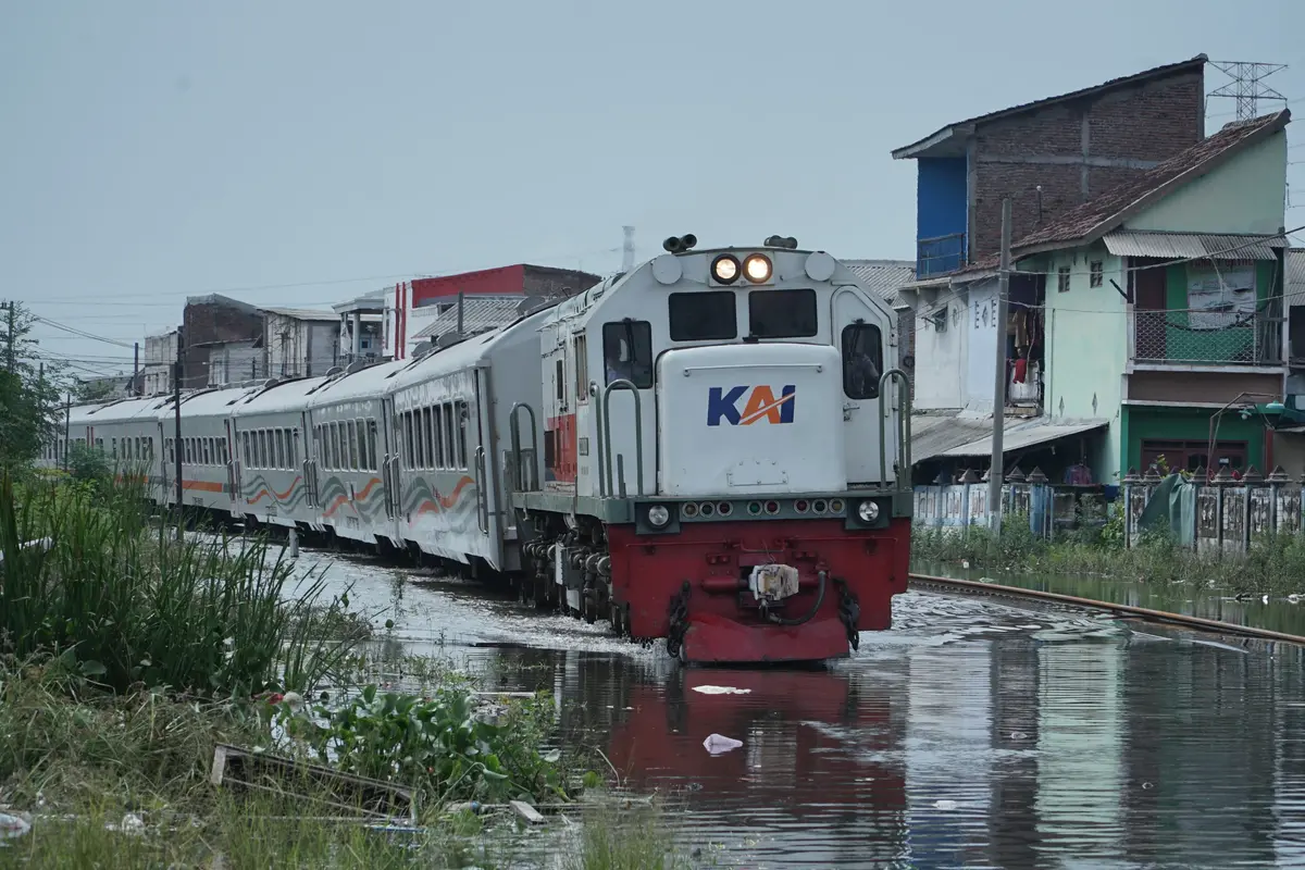 Kereta Api Joglosemarkerto dari Stasiun Semarang Tawang Bank Jateng tujuan Stasiun Solo Balapan melewati daerah banjir antara Stasiun Semarang Tawang Bank Jateng dengan Stasiun Alastua, (Istimewa)
