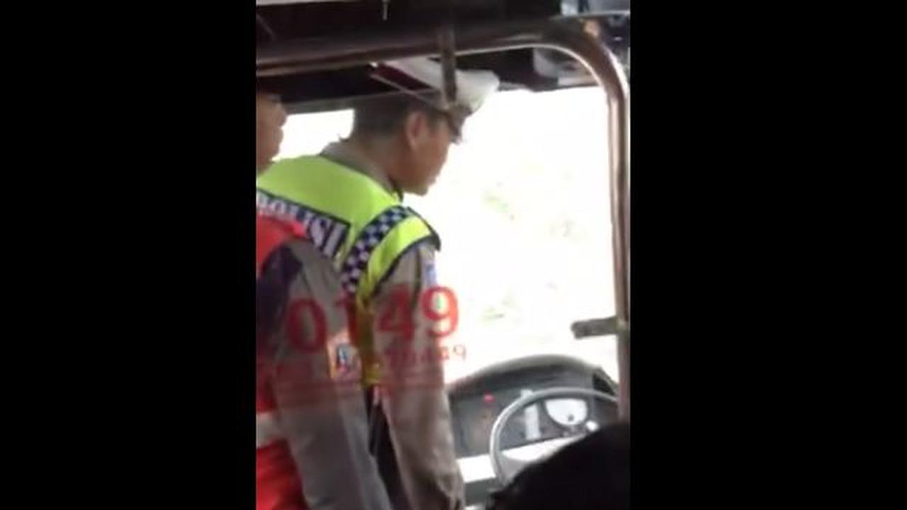 Polisi Bela Pemotor Masuk Jalur Busway Gemparkan YouTube