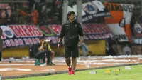 Pelatih Bali United, Indra Sjafri saat mendampingi timnya melawan Persija Jakarta pada laga Trofeo Persija  di Stadion Utama Gelora Bung Karno, Jakarta, Sabtu (9/4/2016). (Bola.com/Nicklas Hanoatubun)