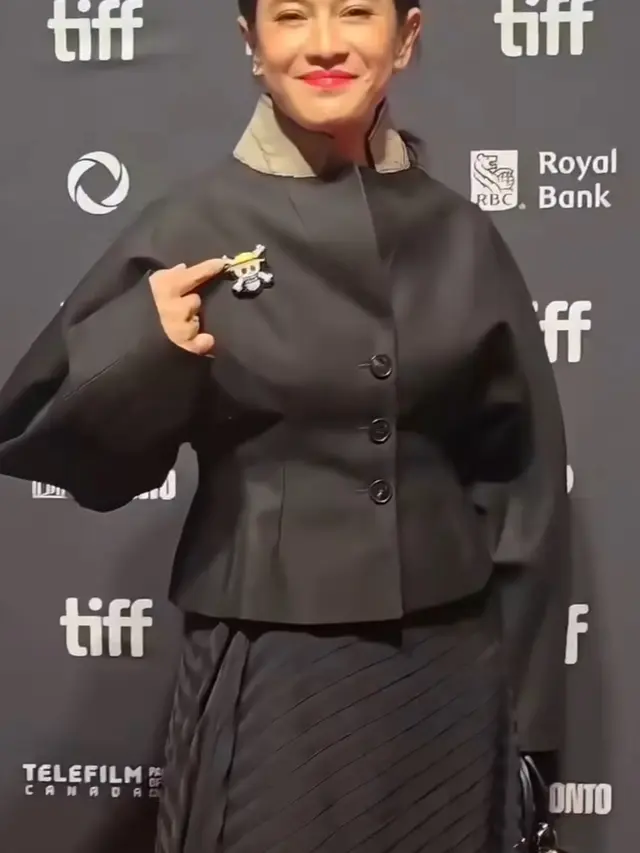 Dian Sastrowardoyo mengenakan pin One Piece di Toronto International Film Festival 2025. [@therealdisastr]