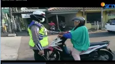 Bukannya menuruti perintah dari sang polisi untuk tetap di belakang marka, seorang ibu pengendara motor justru memarahi sang polisi.