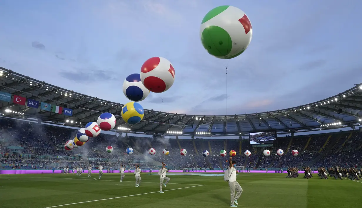 Acara pembukaan ini bisa dibilang sederhana hanya ada beberapa artis yang tampil dan juga ornamen-ornamen bendera negara peserta Euro 2020 berupa balon raksasa. (Foto: AP/Pool/Alessandra Tarantino)