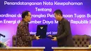 Gubernur Bank Indonesia (BI) Agus Martowardojo (kiri) bersama Menteri ESDM Ignasius Jonan (kanan) bertukar draf perjanjian kerja sama saat penandatanganan di Jakarta, Kamis (13/4). (Liputan6.com/Angga Yuniar)