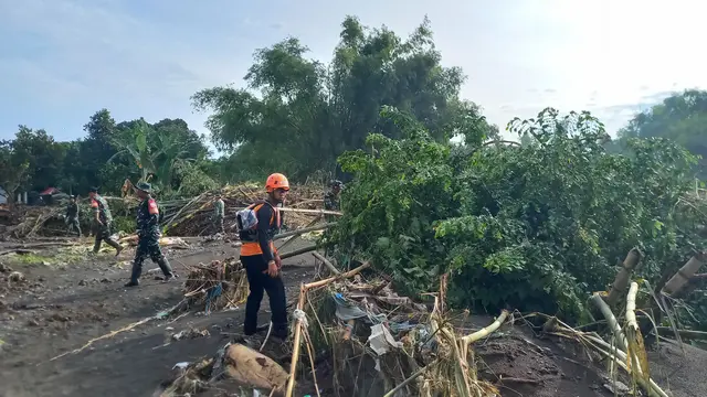 Tim SAR Gabungan  evakuasi jasan korban yang ditemukan mengapung di perairan Dencarik.