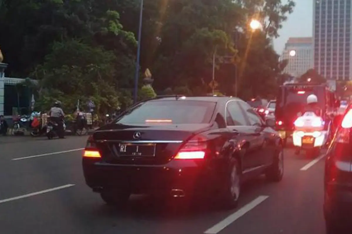 Salut, Iringan Presiden Jokowi Tetap Antre di Kemacetan Jakarta!