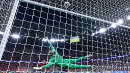 Kedua tim bermain imbang 1-1 dalam 120 menit pertandingan. Drama adu penalti yang berakhir dengan skor 4-3 menjadi akhir dari pertandingan dan membawa PSG menjadi juara. (AFP/Franck Fife)