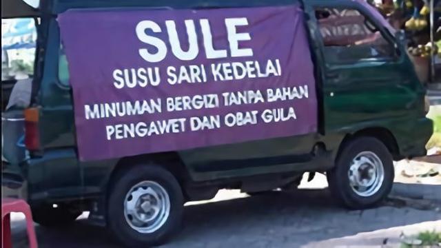 6 Spanduk Jualan Terinspirasi dari Penyanyi Ini Bikin Geleng Kepala