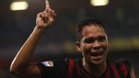 Striker AC Milan, Carlos Bacca, merayakan gol yang dicetaknya ke gawang Sampdoria pada laga Serie A di Stadion Luigi Ferraris, Italia, Jumat (16/9/2016). (AFP/Marco Bertorello)