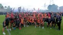 Persija Jakarta dan Persib Bandung sama-sama berpeluang menggusur posisi Borneo FC dari puncak klasemen jika salah satu tim berhasil meraih poin penuh. Tampak dalam foto, pemain Persija berfoto berlatar ribuan Jakmania yang memenuhi Persija Training Ground, Bojong Sari, Depok, Jawa Barat, Jumat (9/1/2026). (Bola.com/M Iqbal Ichsan)