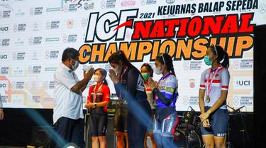 Bupati Garut Rudy Gunawan mengaluhkan medali bagi para juara kejurnas balap sepeda ICF-Championship ISSI 2021.