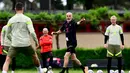Pertandingan UCL antara Milan vs Inter ini dijadwalkan live di SCTV dan Vidio pada Kamis, 11 Mei 2023, jam 02:00 WIB.  (AFP/Marco Bertorello)