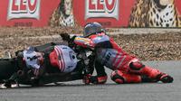 Momen Marc Marquez alami crash pada Main Race MotoGP Thailand di Sirkuit Buriram hari Minggu (27/10/2024). (Lillian SUWANRUMPHA / AFP)