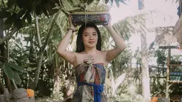Wanita kelahiran 12 Juli 1993 ini mengungkapkan jika Bali sudah seperti rumah bukan sekadar tempat liburan semata. Hal ini pula yang membuat Abigail Cantika memiliki kesempatan untuk ikut menjalani melukat di Ubud, Bali.(Liputan6.com/IG/@abigailcantika)