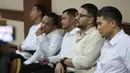 Jaksa Penuntut Umum (JPU) mendakwa Ammar Zoni bersama empat terdakwa lainnya melakukan permufakatan jahat untuk mengedarkan narkotika dalam jumlah besar saat ia masih menjalani masa hukuman di Rutan Salemba. Tampak dalam foto, terdakwa dugaan peredaran narkotika di Rumah Tahanan (rutan) Salemba, Muhammad Ammar Akbar alias Ammar Zoni (kedua kanan) saat mengikuti sidang lanjutan kasusnya di Pengadilan Negeri (PN) Jakarta Pusat, Kamis (15/1/2025). (KapanLagi.com/Budy Santoso)